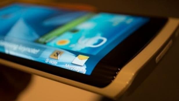 „Samsung“ pristato išmaniuosius telefonus išlenktais ekranais