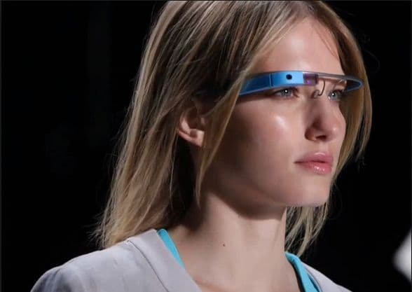 Asmeninis asistentas „Siri“ sugeba pasišaipyti iš „Google Glass“