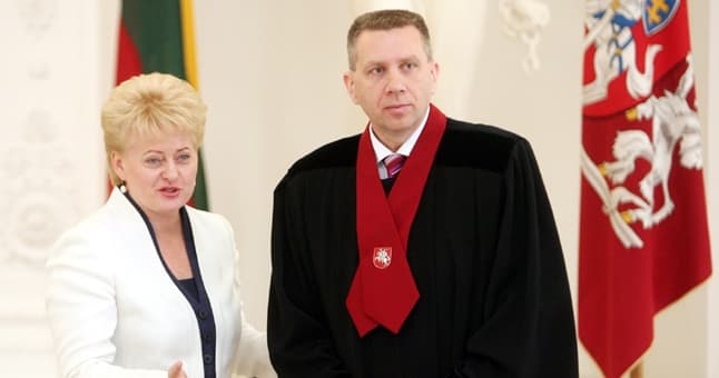 „Jei Generalinė prokuratūra atsisakys pradėti ikiteisminį tyrimą, bus akivaizdu, kad jai daroma politinė įtaka, kad nebūtų atskleistas mūsų valstybės paslapčių atskleidėjas.”, – teigia Z. Vaišvila, pareikalavęs išsiaiškinti asmenis, kurie paviešino Lietuvos diplomatų pokalbius. Valdo Kopūsto (ELTA) nuotr.