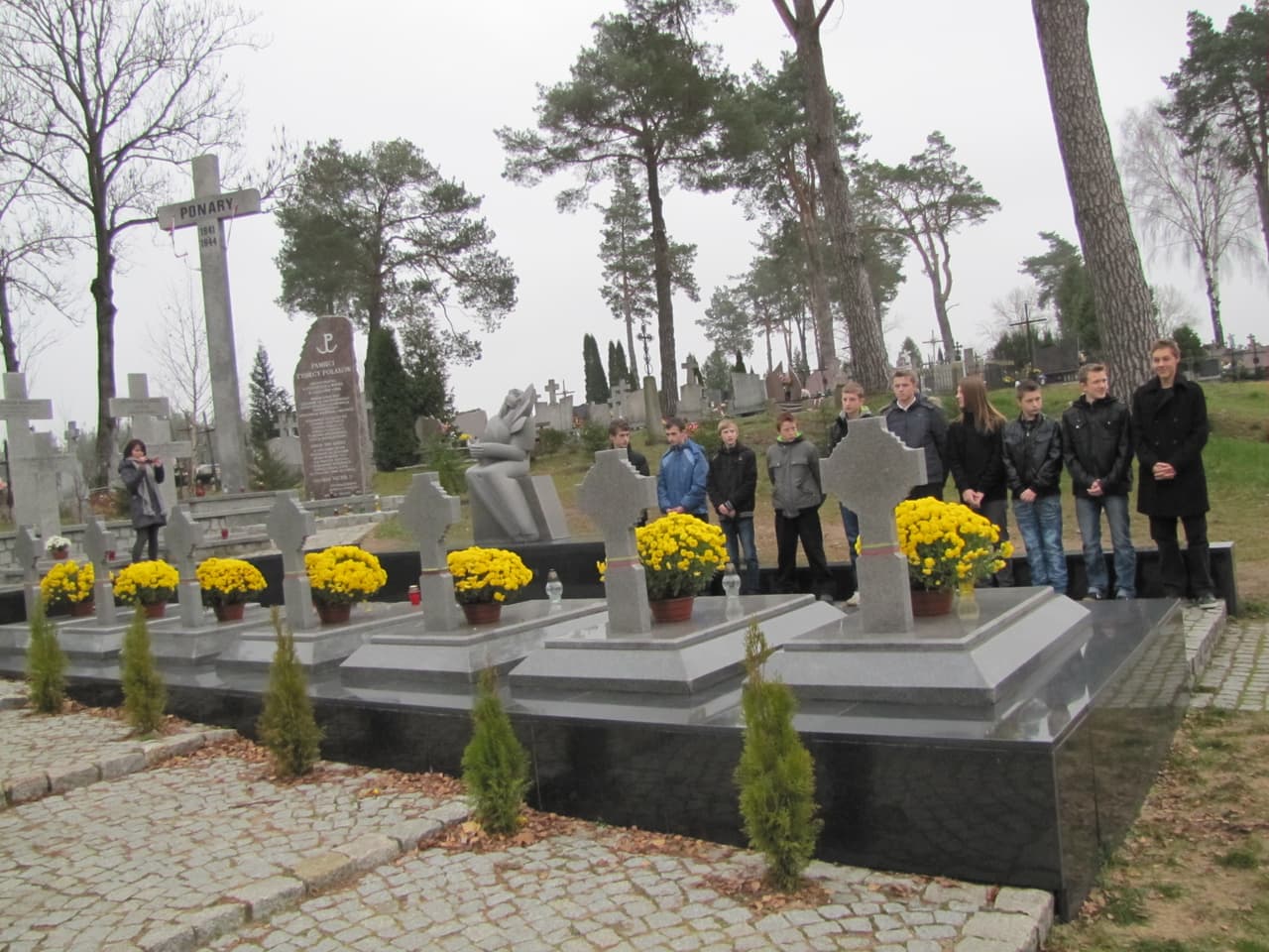 Lietuvos karių palaidojimo vietą iš visų pusių jau supa nesantaiką skatinantys akmenys, – rašoma Lenkijos lietuvių laiške, prašant Apaštališkojo Nuncijaus pagalbos, kad nebūtų niekinamas čia palaidotų karių atminimas bei skatinama tautinė nesantaika