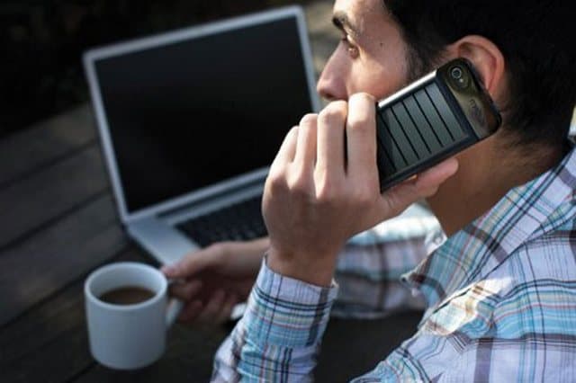 Šiuo metu jau galima įsigyti „iPhone“ dėklus, turinčius saulės baterijas. Tačiau tai tik pradžia