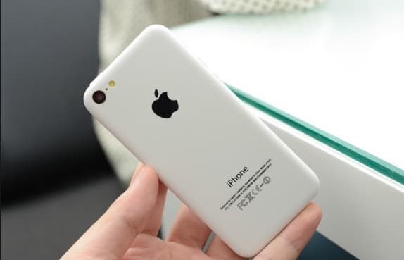 „Bloomberg“: „Apple“ kuria „iPhone“ lenktu ekranu
