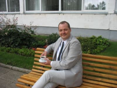 Būtų labai, labai negerai, jei koks nors bent pusėtinai šviesią atmintį turintis pilietis, prisimindamas laikraštyje skelbtą STT įrašytą pokalbį, taip ir liktų gyventi su negražiu įtarimu, kad nuo atsakomybės J. Kietavičių apsaugojo mokslo šventovė. Todėl ekspertai.eu susisiekė su pačiu J. Kietavičiumi. Nuotr. iš simelioniogimnazija.lt