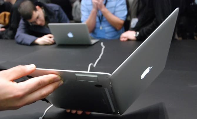 „Apple“ ištaisė „MacBook Air“ problemas dėl tinklo, ekrano ir garso
