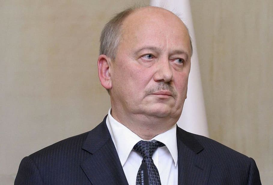 Spėliojama, kad vienas Seimo nacionalinio saugumo ir gynybos komiteto vadovų M. Mackevičius Lietuvos Nepriklausomybės priešaušryje galėjo mokytis KGB mokykloje arba svarbiausioje komunistų partijos lyderių kalvėje Maskvoje. Nuotr. iš "wspolnotapolska.org.pl"