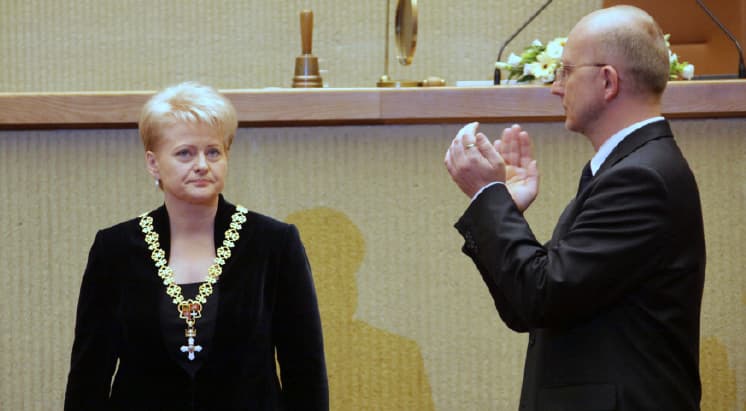 2009-aisiais D. Grybauskaitės rinkimų pažadai ją be vargo padarė prezidento rinkimų nugalėtoja. Niekam negalėjo ir į galvą ateiti, kad pirmoji šalies moteris pažeidinės Konstituciją. „Prezidentas.lt“ nuotrauka: po šios priesaikos D. Grybauskaitei plojo ne tik tuometis Seimo pirmininkas A. Valinskas, bet ir visa Lietuva, su viltimi stebėjusi šį iškilmingą aktą.