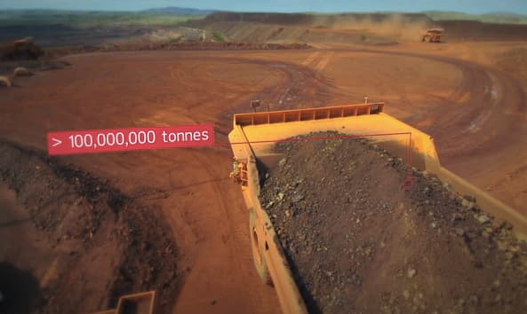 Gigantiški robotizuoti sunkvežimiai karjere dirba 24 valandas per parą