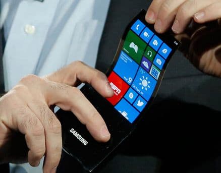 „Samsung“ ketina gaminti išmaniuosius telefonus išlenktais ekranais
