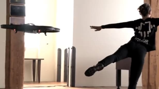"AR Drone": autonominė skraidyklė, kuri šoka kartu su žmogumi